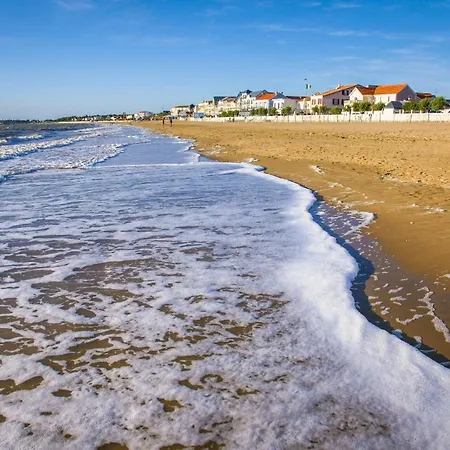 Prázdninový dům 3 Etoiles 300m Piscine Privee Grand Jardin *